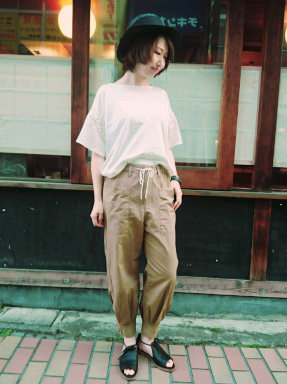 「シンプル、カジュアルコーデ、outfit、大人カジュアル、サンダル、レーストップス、ベージュパンツ、RNA-Ｎ、夏コーデ」｜「RNA-NのE4426 バックリボンカンカン帽（ハット、ブラック系）」を使った、Kaoriさん（レディース・166cm）の春コーディネートの1枚目の写真