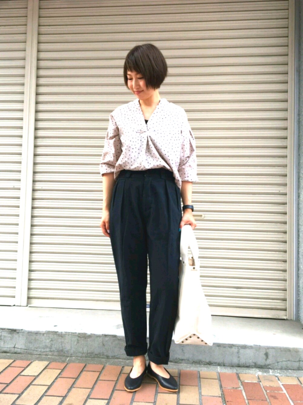「大人カジュアル、ootd、大人コーデ、黒、シンプルコーデ、ドット、スキッパーブラウス、パンプス、キャンバストート、RNA-Ｎ」｜「RNA-NのB2346 綿麻ドットスキッパーブラウス（シャツ/ブラウス、グレー系）」を使った、Kaoriさん（レディース・168cm）の夏コーディネートの1枚目の写真