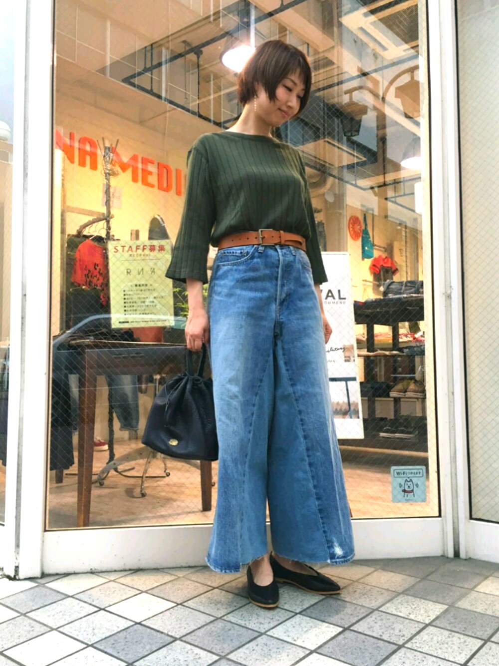 「シンプル、秋のコーデ、ハイウエスト、大人カジュアル、デニムパンツ、大人コーデ、ootd、RNA-Ｎ、カジュアルコーデ、ワイドデニム」｜「RNA-NのE4453 フラットパンプス（パンプス、ブラック系）」を使った、Kaoriさん（レディース・168cm）の夏コーディネートの1枚目の写真