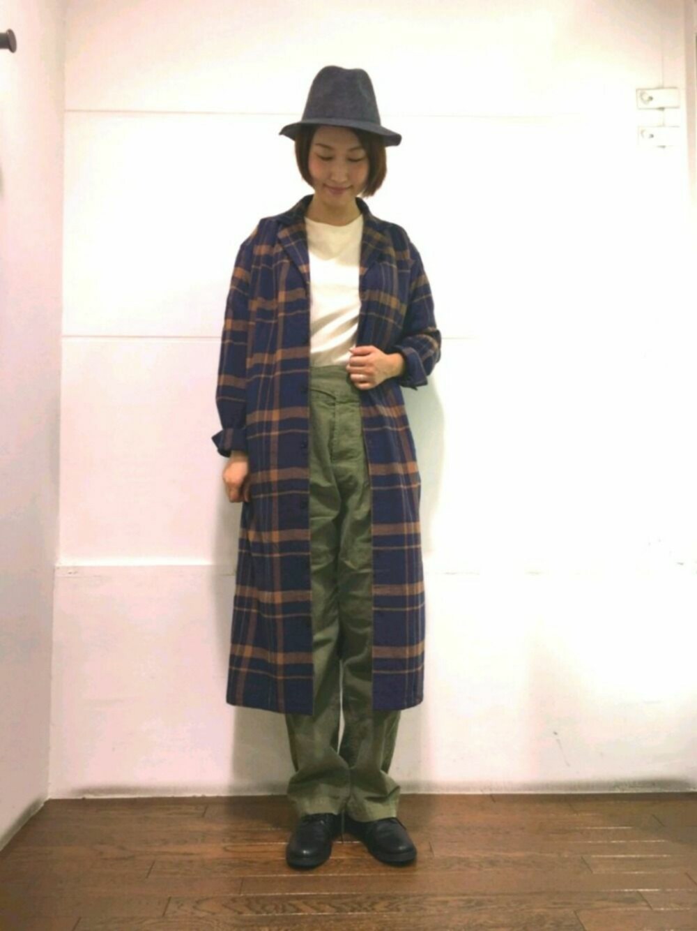 「秋コーデ、カジュアルコーデ、オトナ女子、outfit、ハット、チェックガウン、カーゴパンツ」｜「RNA-NのD1419 先染め起毛チェックコート風ワンピース（シャツワンピース、ブルー系）」を使った、Kaoriさん（レディース・168cm）の秋コーディネートの1枚目の写真