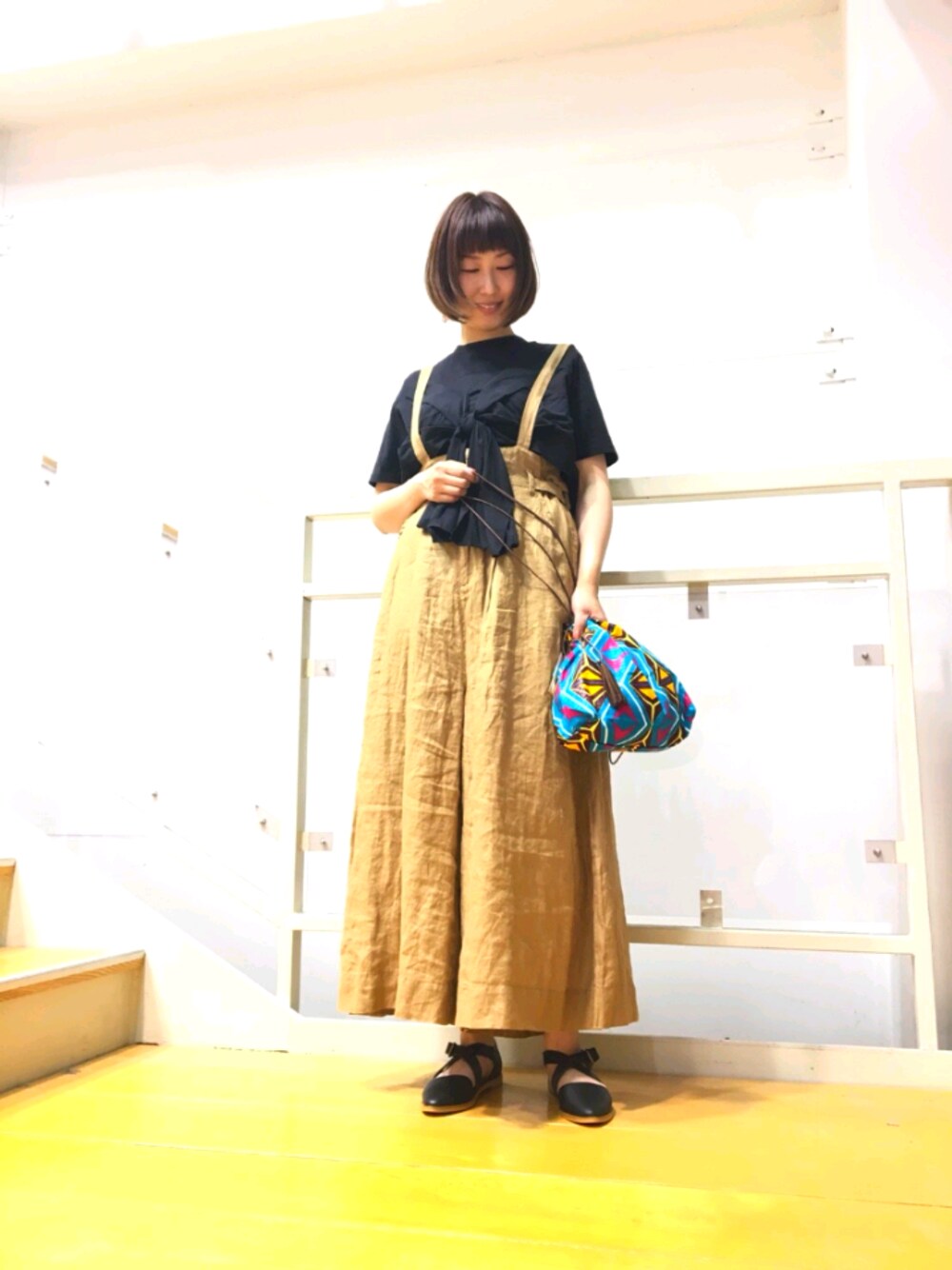 「カジュアルコーデ、春コーデ、シンプルコーデ、春夏コーデ、ワイドパンツ、巾着バッグ、サスペンダー、スーパーワイドパンツ、レザーサンダル、RNA-Ｎ」｜「RNA-NのM0881 布帛コンビノットカットソー（Tシャツ/カットソー、ブラック系）」を使った、Kaoriさん（レディース・168cm）の春コーディネートの1枚目の写真
