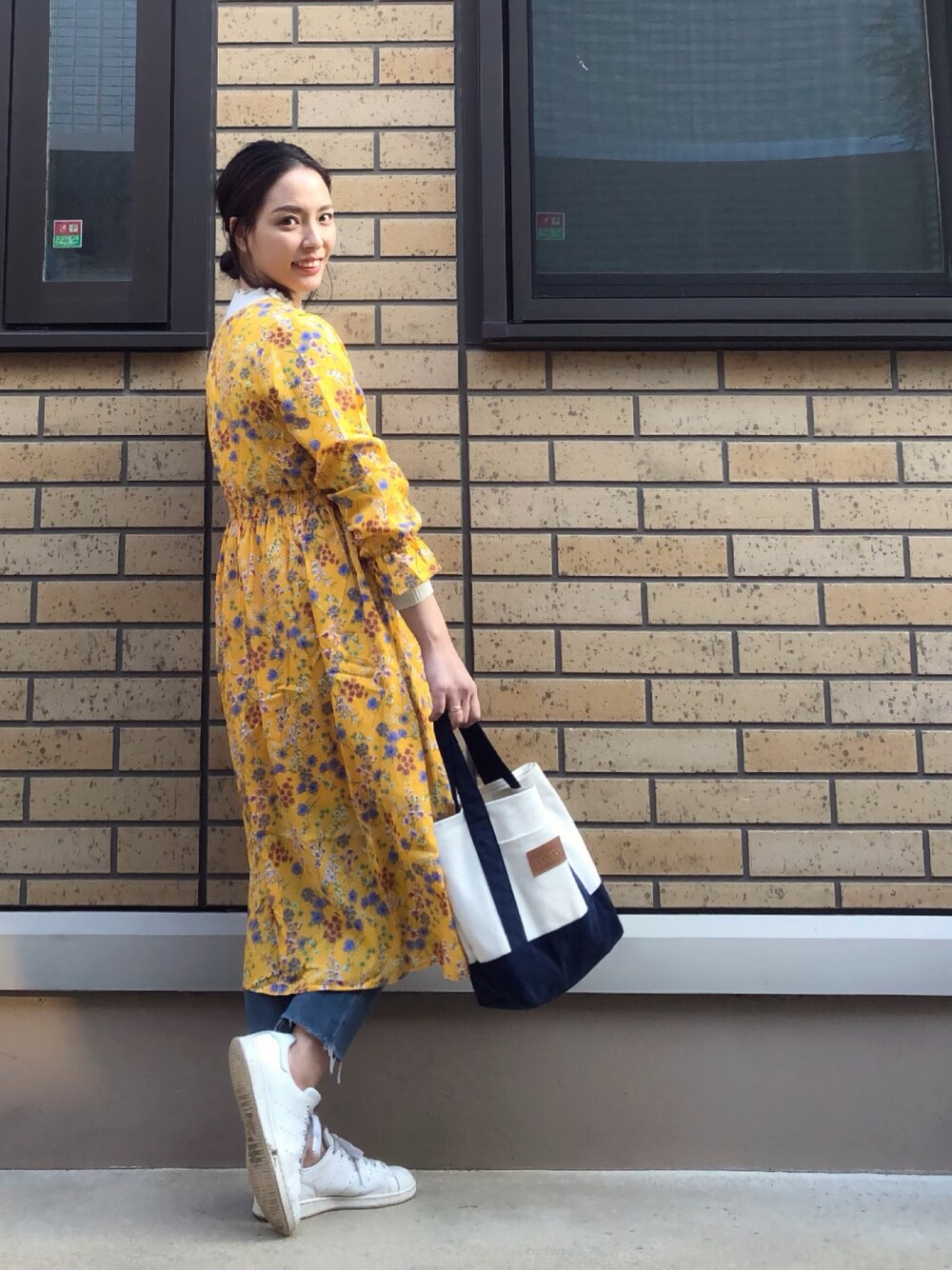 「春、プチプラ、ラクチンコーデ、おしゃれさんと繋がりたい、スニーカー、ママコーデ、デニム、ワンピース、花柄ワンピース」｜「noslienのアイテム（ワンピース/ドレス、イエロー系）」を使った、YURI◡̈さん（レディース・165cm）の春コーディネートの1枚目の写真