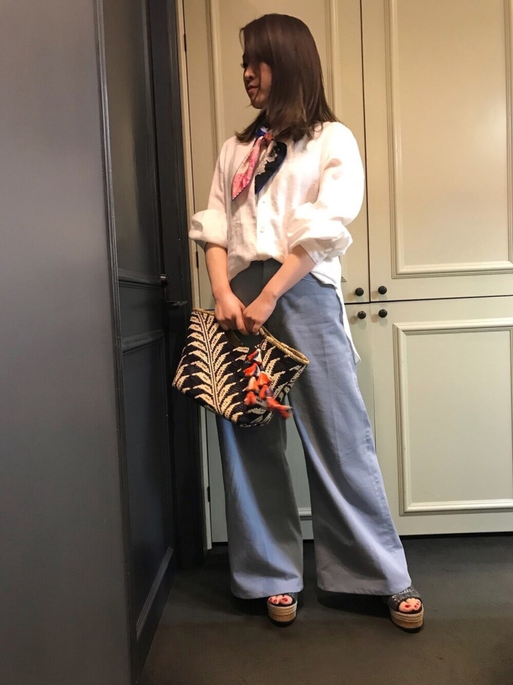 ホワイト系のシャツ/ブラウス、ブルー系のパンツ、ブラック系のタンクトップを着用したレディースの春コーディネートの1枚目の写真