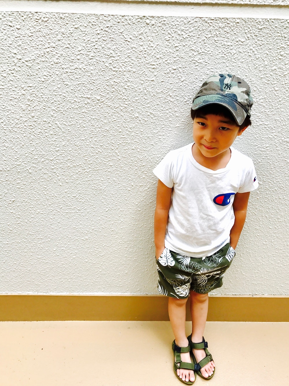 「男の子、ガラパン、夏コーデ、元気、チャンピオンTシャツ、スポサン」｜「NEW ERAのNEW ERA×ビーミング by ビームス / 別注 Military Fabric CAP（キャップ、グリーン系）」を使った、うまくんのかぞくさん（キッズ・100cm）の夏コーディネートの1枚目の写真