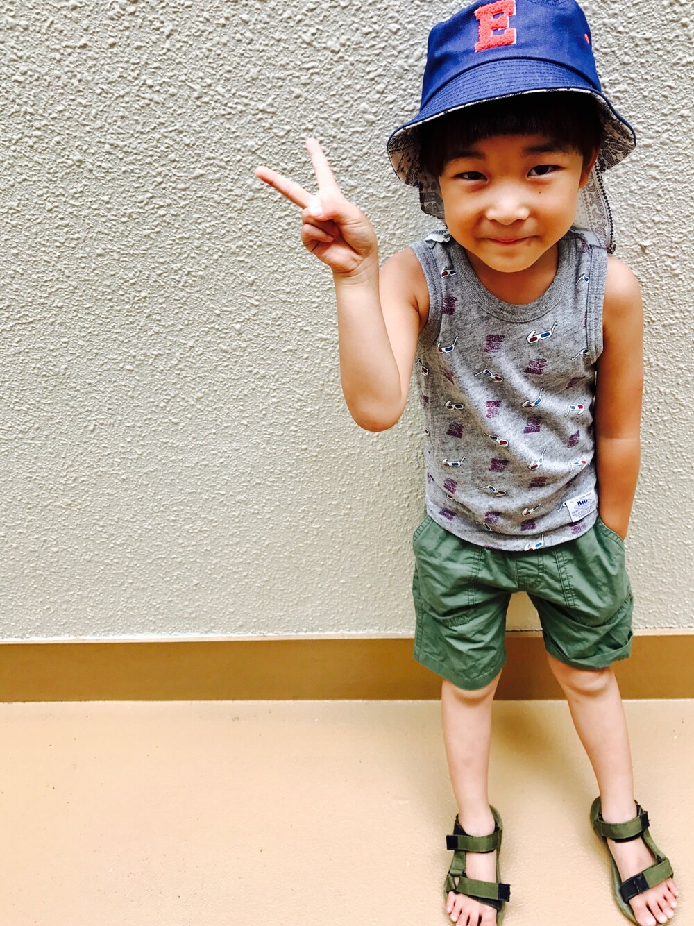 「ハット、タンクトップ、夏コーデ、スポサン、カーキパンツ、短パン、シンプル、4歳男の子」｜「BRANSHESのツイルバケットハット（ハット、ブルー系）」を使った、うまくんのかぞくさん（キッズ・100cm）の夏コーディネートの1枚目の写真