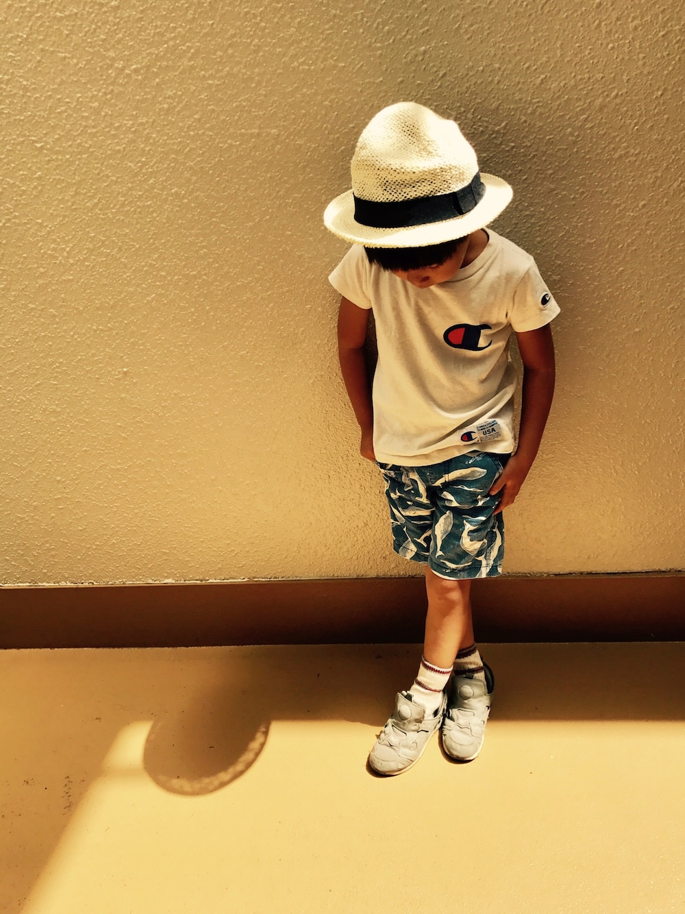 「キッズファッション、白Tシャツ、ハット、ポンプフューリー、4歳男の子、さわやかコーデ、夏コーデ、休日スタイル」｜「petit mainのシンプルデザインハット（ハット、ホワイト系）」を使った、うまくんのかぞくさん（キッズ・100cm）の夏コーディネートの1枚目の写真