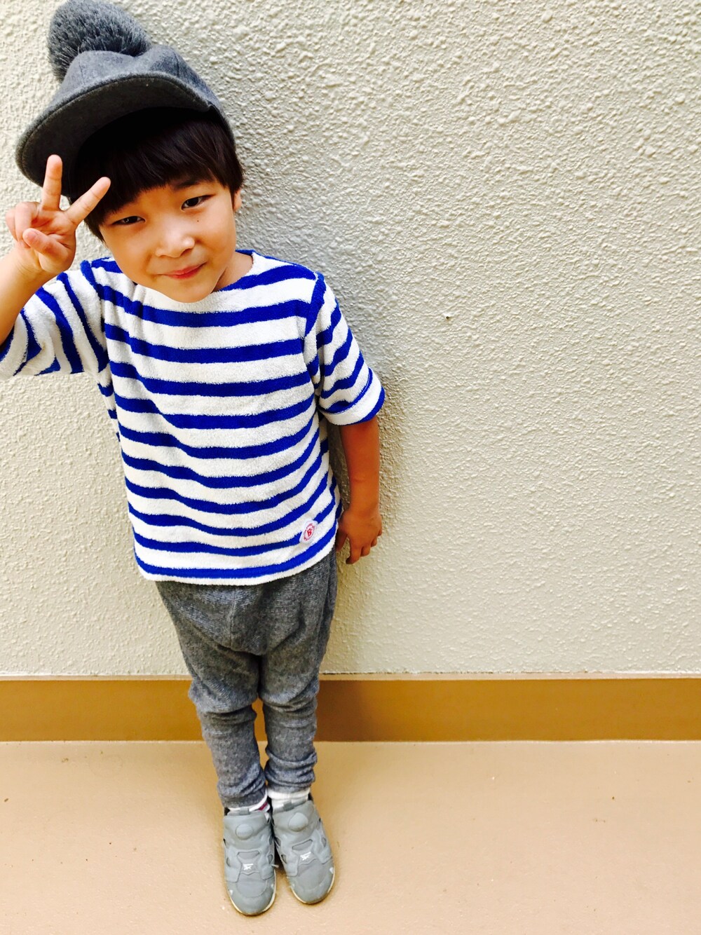「カジュアルコーデ、秋コーデ、サルエルパンツ、ボーダー、ポンポン帽子、キッズコーデ、男の子、年中、怖がり」｜「petit mainのボンボン付きキャップ（キャップ、グレー系）」を使った、うまくんのかぞくさん（キッズ・100cm）の秋コーディネートの1枚目の写真