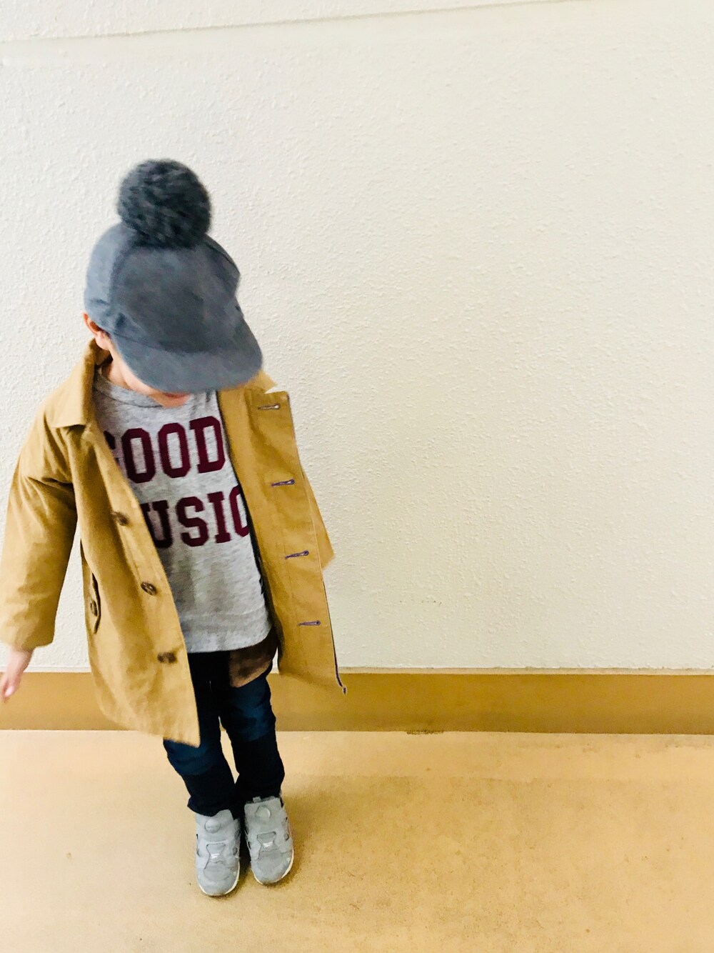 「男の子コーデ、秋のコーデ、ファーポケット、ボンボンキャップ、ステンカラーコート、5歳、デニム、ポンプフューリー」｜「petit mainのボンボン付きキャップ（キャップ、グレー系）」を使った、うまくんのかぞくさん（キッズ・100cm）の秋コーディネートの1枚目の写真
