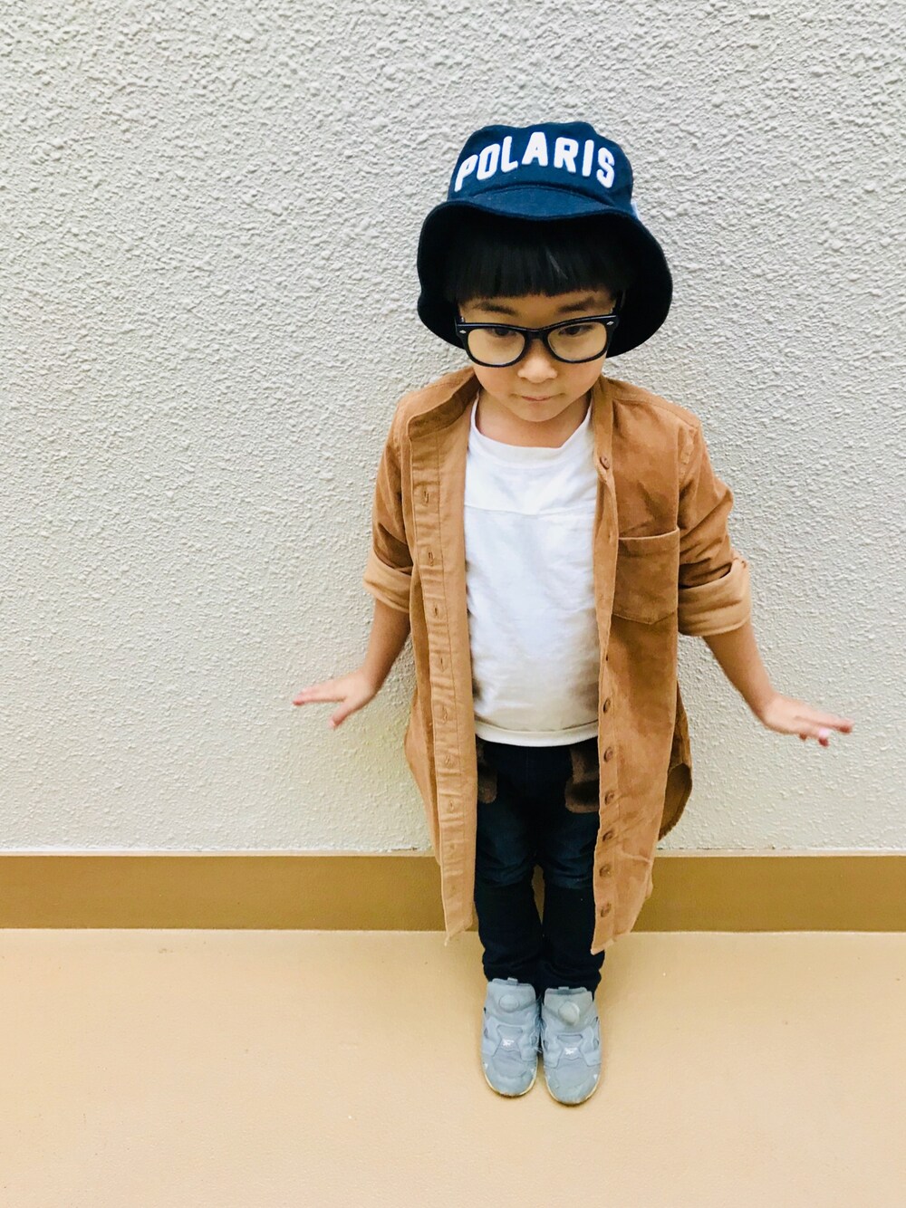 「秋のコーデ、シンプルコーデ、デニム、メガネ男子、ハットコーデ、耳つき、ファーポケット、ロングシャツ、5歳男の子、ポンプフューリー」｜「MoLのこぐま座　バケットハット（ハット、ブラック系）」を使った、うまくんのかぞくさん（キッズ・100cm）の秋コーディネートの1枚目の写真
