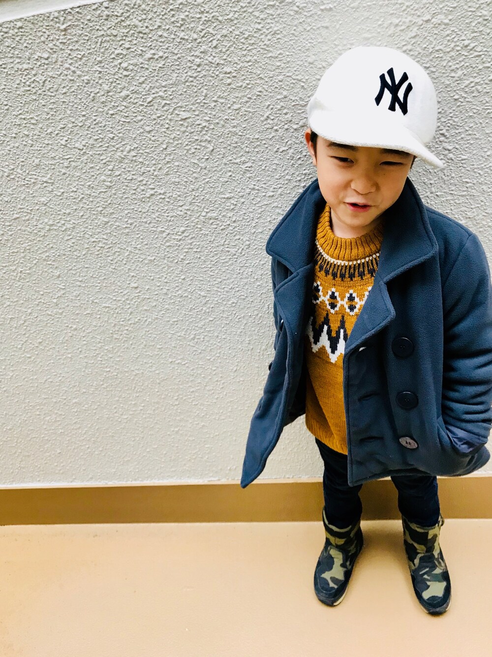 「キッズコーデ、秋冬、ニット、ニューエラ、Pコート、迷彩柄、ブーツ、イエロー」｜「B:MING by BEAMSのNEWERA×ビーミング by ビームス / NYキャップ＜KIDS＞（キャップ、ホワイト系）」を使った、うまくんのかぞくさん（キッズ・100cm）の秋コーディネートの1枚目の写真