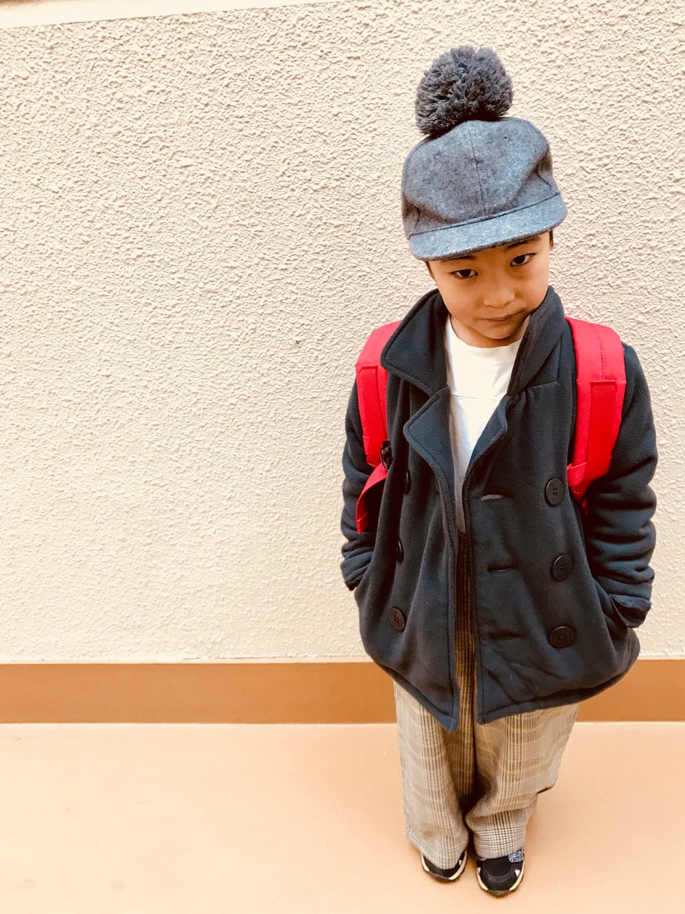 「キッズコーデ、グレンチェック柄パンツ、ワイドパンツ、ピーコート、ボンボンキャップ、冬、男の子、5歳、グレーコーデ」｜「b・ROOMのベーシックPコート（ピーコート、グレー系）」を使った、うまくんのかぞくさん（キッズ・100cm）の冬コーディネートの1枚目の写真