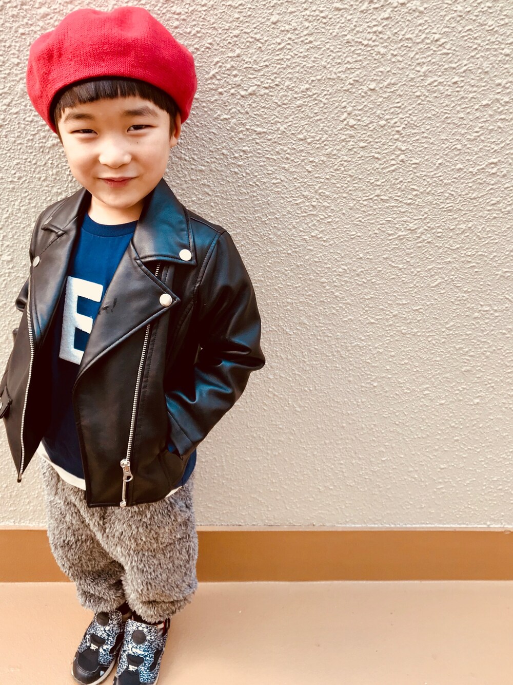 「冬コーデ、休日スタイル、ベレー帽、ライダース、ボアスウェットパンツ、おでかけコーデ、ポンプフューリー、赤×黒、5歳男の子」｜「petit mainのベーシックベレー帽（ハンチング/ベレー帽、レッド系）」を使った、うまくんのかぞくさん（キッズ・100cm）の冬コーディネートの1枚目の写真