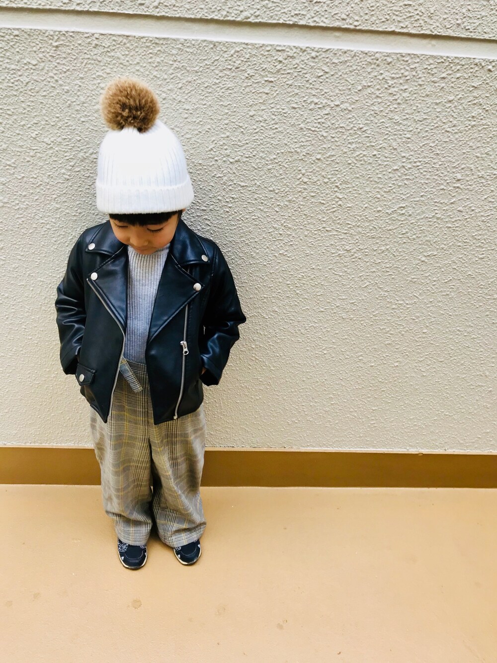 「キッズコーデ、クリスマス、モノトーン、ニット帽、ライダース、グレンチェック柄パンツ、ワイドパンツ、男の子コーデ、ポンプフューリー、おかっぱ頭」｜「petit mainのファーぼんぼん付きニット帽（ニットキャップ/ビーニー、ホワイト系）」を使った、うまくんのかぞくさん（キッズ・100cm）の冬コーディネートの1枚目の写真
