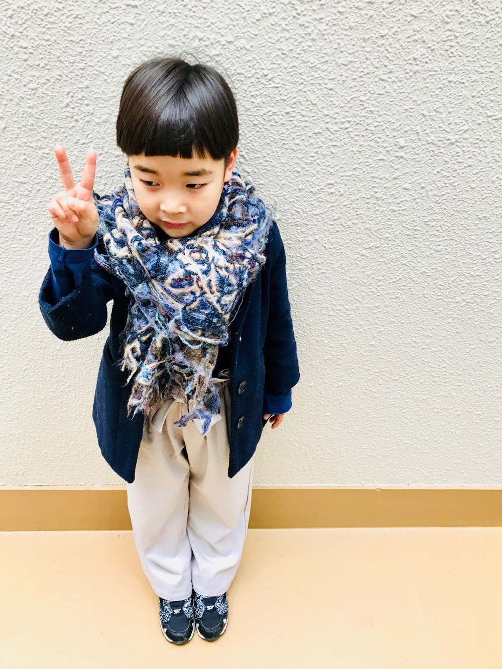 「冬コーデ、マフラーぐるぐる、ストールぐるぐる、チェスターコート、ポンプフューリー、キレイめパンツ、おかっぱ、パッツン前髪、5歳男の子、ピースマーク」｜「petit mainのチェスターコート（チェスターコート、ブルー系）」を使った、うまくんのかぞくさん（キッズ・100cm）の冬コーディネートの1枚目の写真