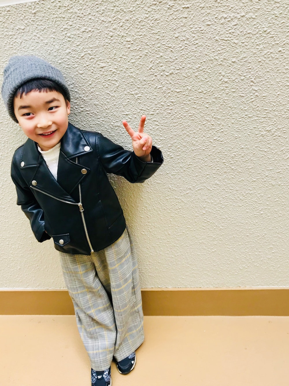 「冬コーデ、ニット帽、ライダースジャケット、モノトーン、グレンチェック、スッキリ、5歳男の子、ピース！」｜「green label relaxingのGLR カラーニットワッチ ◇（ニットキャップ/ビーニー、グレー系）」を使った、うまくんのかぞくさん（キッズ・100cm）の冬コーディネートの1枚目の写真