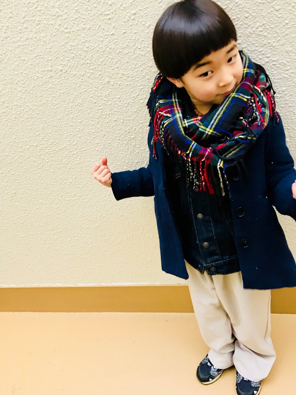 「レイヤードスタイル、デニムジャケット、Gジャン、チェスターコート×デニムジャケット、おかっぱ頭、ポンプフューリー、冬服、ネイビー、男の子コーデ、5歳男の子」｜「SmoothyのSMOOTHY Ring Muffler / スムージーリングマフラー（マフラー、ブラック系）」を使った、うまくんのかぞくさん（キッズ・100cm）の冬コーディネートの1枚目の写真
