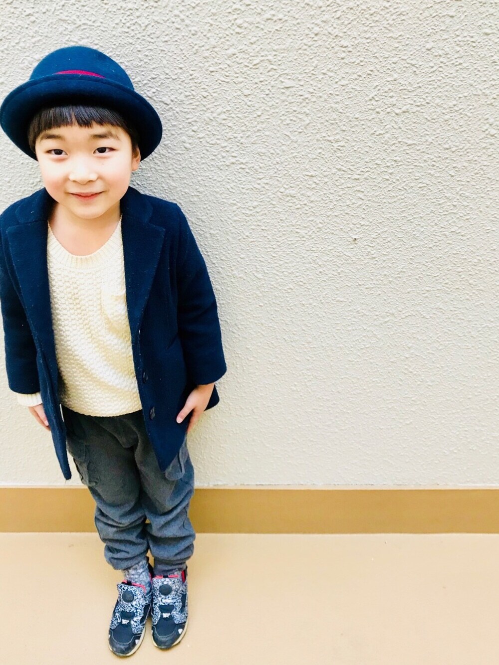「シンプルコーデ、ハットコーデ、ボーラーハット、チェスターコート、白ニット、カーゴパンツ、ポンプフューリー、おかっぱ、5歳男の子、ネイビー」｜「green label relaxingのGUAPAフェルト ボーラーハット（ハット、ブルー系）」を使った、うまくんのかぞくさん（キッズ・100cm）の冬コーディネートの1枚目の写真