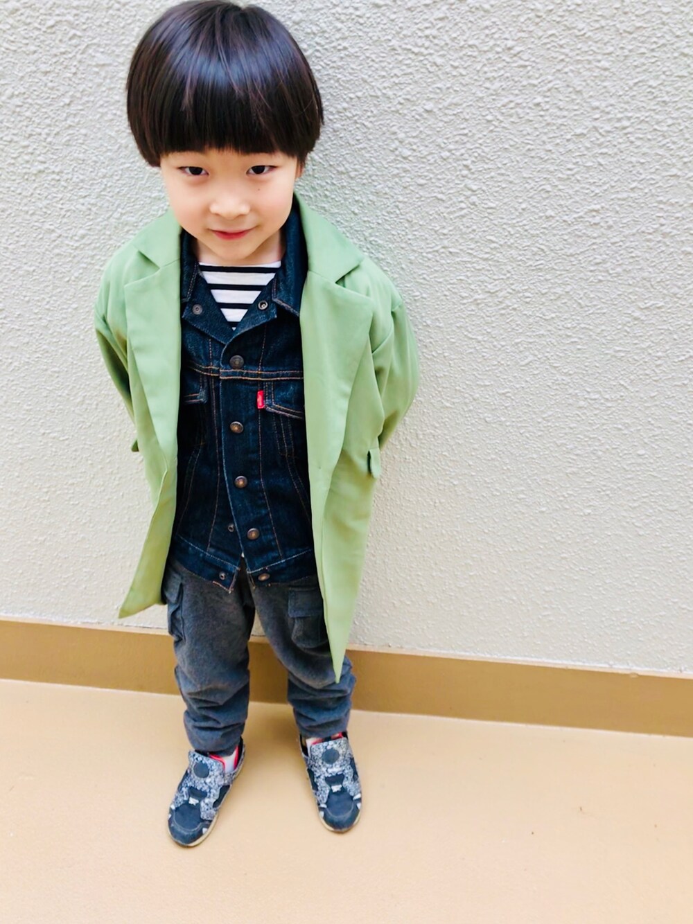 「休日スタイル、キッズファッション、デニムジャケット、チェスターコート、アウターONアウター、ワークパンツ、5歳男の子、ボーダートップス」｜「BRANSHESのチェスターコート（ダウンジャケット/コート、グリーン系）」を使った、うまくんのかぞくさん（キッズ・100cm）の春コーディネートの1枚目の写真