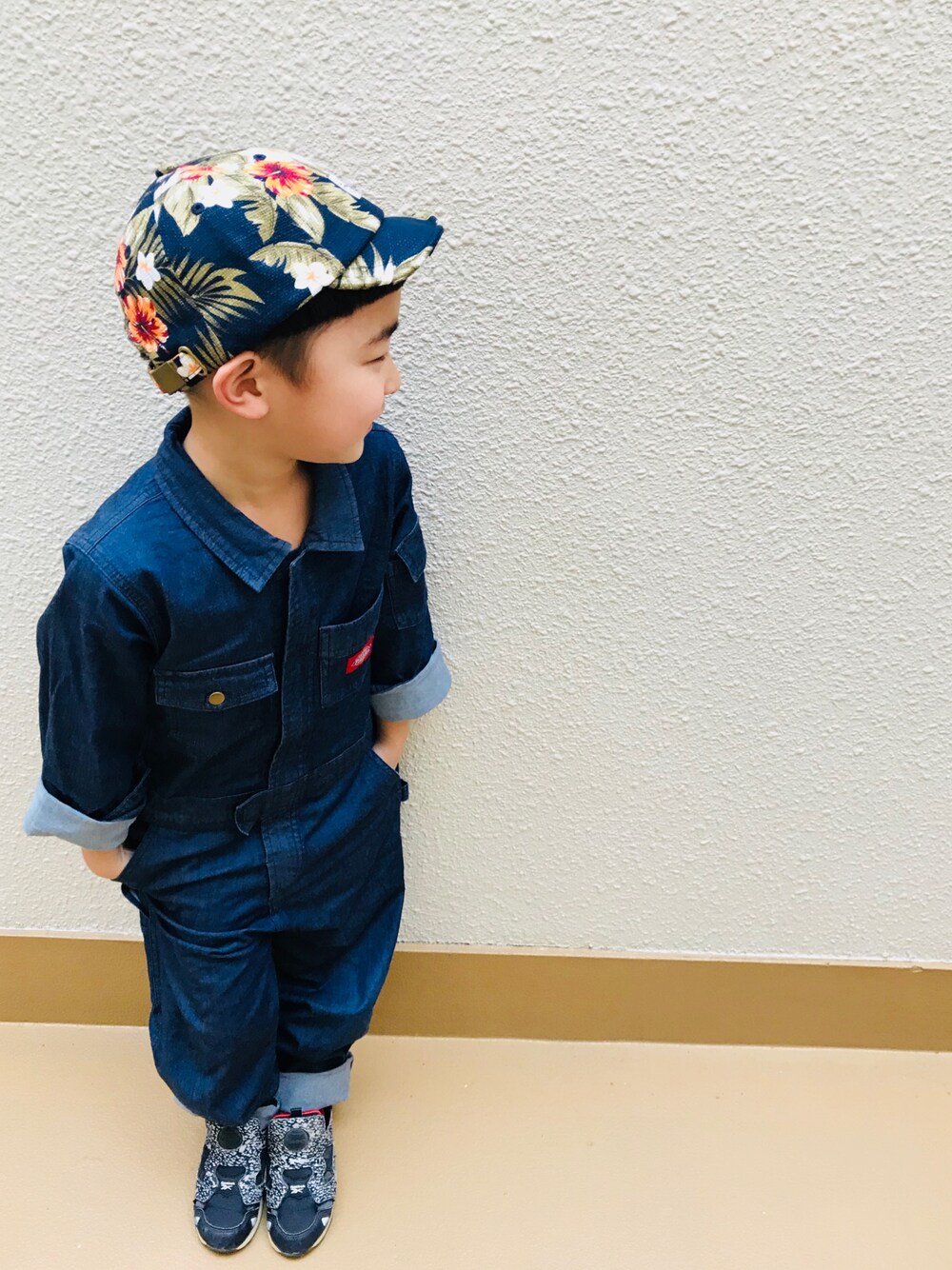 「休日スタイル、春コーデ、ボタニカル柄、花柄、キャップ、つなぎスタイル、ディッキーズ(Dickies)、ポンプフューリー、バッツン前髪、5歳男の子」｜「petit mainのプラムツリーキャップ（キャップ、ブルー系）」を使った、うまくんのかぞくさん（キッズ・100cm）の春コーディネートの1枚目の写真