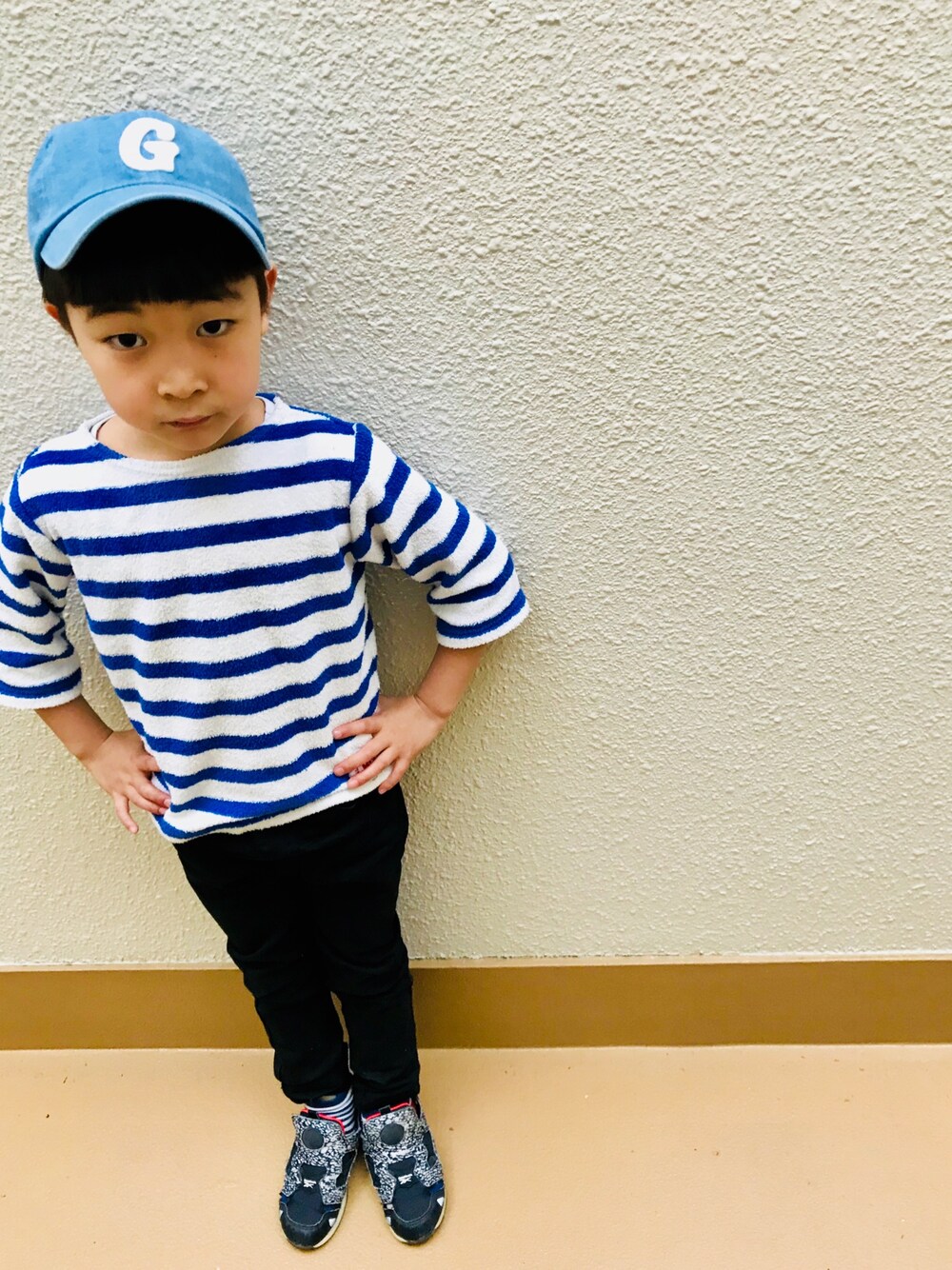 「休日スタイル、ゴールデンウィーク、ボーダー、シンプル、キャップ、イニシャル(モチーフ)、ブルーコーデ、kids、プティマイン、ポンプフューリー」｜「OVERRIDEの【override】Kids INITIAL CAP & POUCH / 【オーバーライド】キッズ イニシャル キャップ アンド ポーチ（キャップ、ブルー系）」を使った、うまくんのかぞくさん（キッズ・100cm）の春コーディネートの1枚目の写真