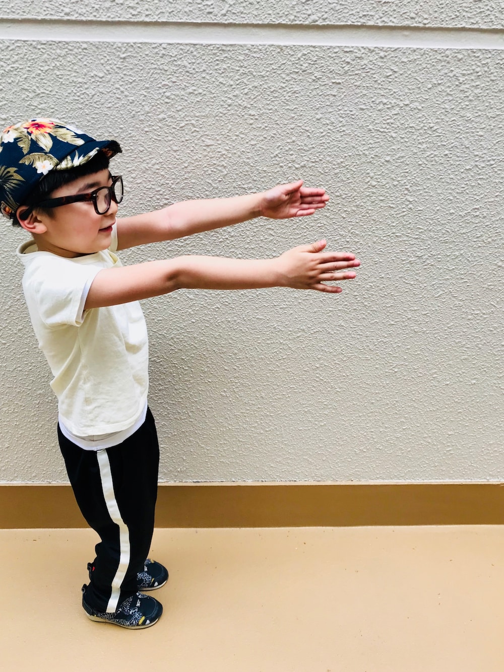 「シンプル、男の子、ボタニカル柄、ＧＷ、ラインパンツ、花柄キャップ、ポンプフューリー、Tシャツ、前髪ぱっつん、5歳」｜「petit mainのプラムツリーキャップ（キャップ、ブルー系）」を使った、うまくんのかぞくさん（キッズ・100cm）の春コーディネートの1枚目の写真