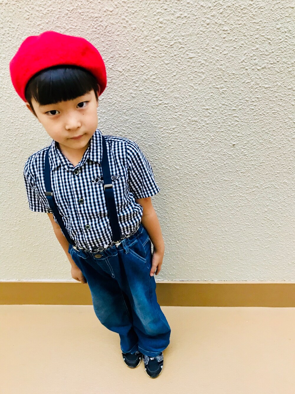 「休日スタイル、キッズコーデ、おとこのこ、ベレー帽、ギンガムチェック、ワイドデニム、サスペンダー、ポンプフューリー、赤、おかっぱ」｜「petit mainのベーシックベレー帽（ハンチング/ベレー帽、レッド系）」を使った、うまくんのかぞくさん（キッズ・100cm）の夏コーディネートの1枚目の写真