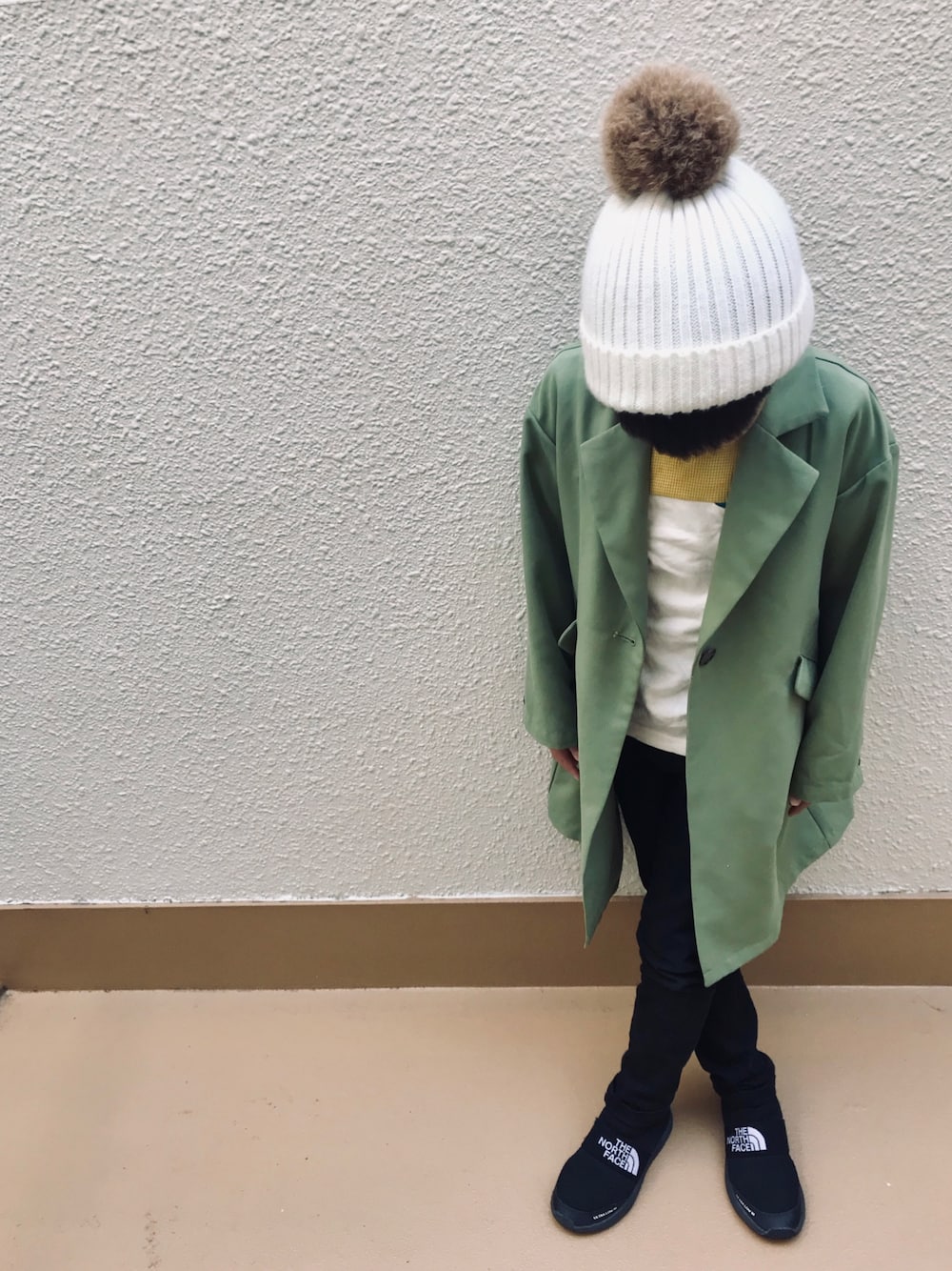 「ストリート服が好き、キッズコーデ、シンプル、チェスターコート、緑色、スキニーパンツ、ニット帽、秋コーデ、6歳」｜「petit mainのファーぼんぼん付きニット帽（ニットキャップ/ビーニー、ホワイト系）」を使った、うまくんのかぞくさん（キッズ・100cm）の秋コーディネートの1枚目の写真