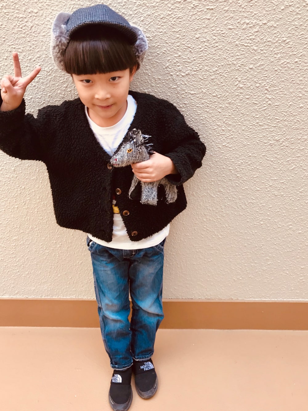 「秋冬コーデ、休日スタイル、シンプルコーデ、シック、デニム×黒、チドリ柄、UNIQLO、ボアカーディガン、6歳」｜「petit mainのパイロットウールキャップ（キャップ、グレー系）」を使った、うまくんのかぞくさん（キッズ・100cm）の秋コーディネートの1枚目の写真