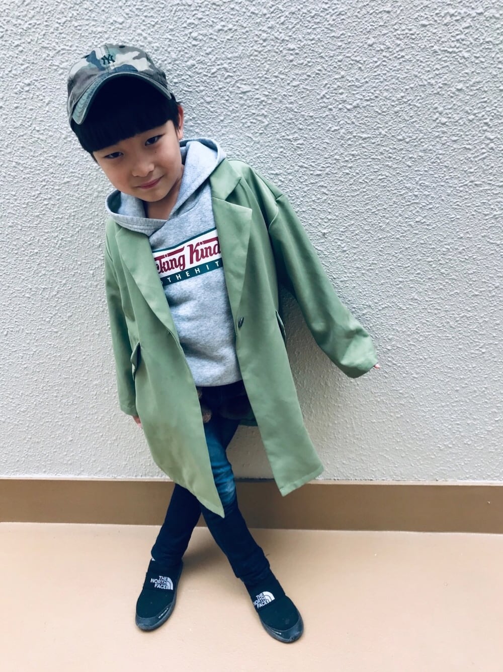 「カジュアルコーデ、みどり、kids、チェスターコート+パーカー、デニム、ノースフェイスキッズ、ニューエラ、ミリタリー、冬コーデ、Branshes」｜「NEW ERAのNEW ERA×ビーミング by ビームス / 別注 Military Fabric CAP（キャップ、グリーン系）」を使った、うまくんのかぞくさん（キッズ・100cm）の冬コーディネートの1枚目の写真