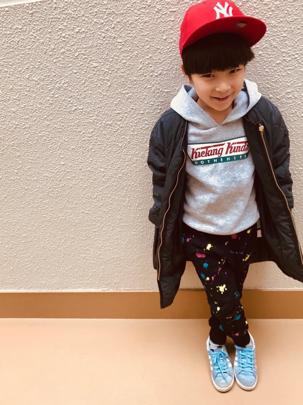 「キッズコーデ、冬コーデ、プチプラ、ニューエラ、パーカー、ペイント、スエットパンツ、ラフ、カジュアル、公園スタイル」｜「StompStampのNEW-ERA/ニューエラ キャップ Kid s 9FIFTY（キャップ、レッド系）」を使った、うまくんのかぞくさん（キッズ・100cm）の冬コーディネートの1枚目の写真