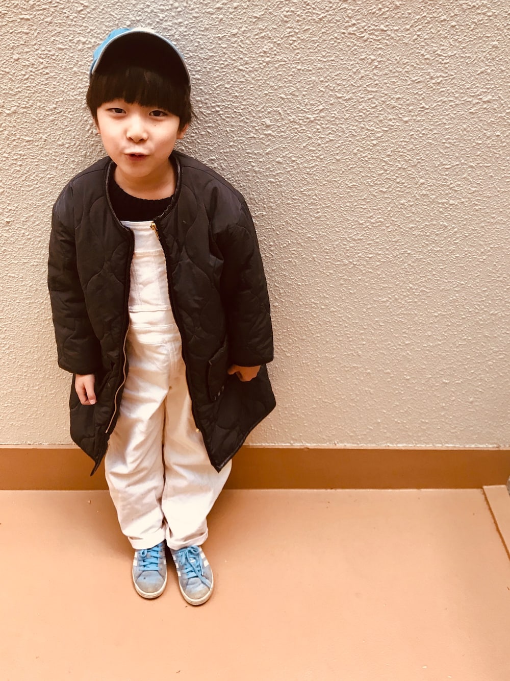 「2018マイベストコーデ、クリスマス、kids、男の子、白オーバーオール、Dickies、中綿アウター、冬コーデ、オーバーオール、アディダス」｜「OVERRIDEの【override】Kids INITIAL CAP & POUCH / 【オーバーライド】キッズ イニシャル キャップ アンド ポーチ（キャップ、ブルー系）」を使った、うまくんのかぞくさん（キッズ・100cm）の冬コーディネートの1枚目の写真