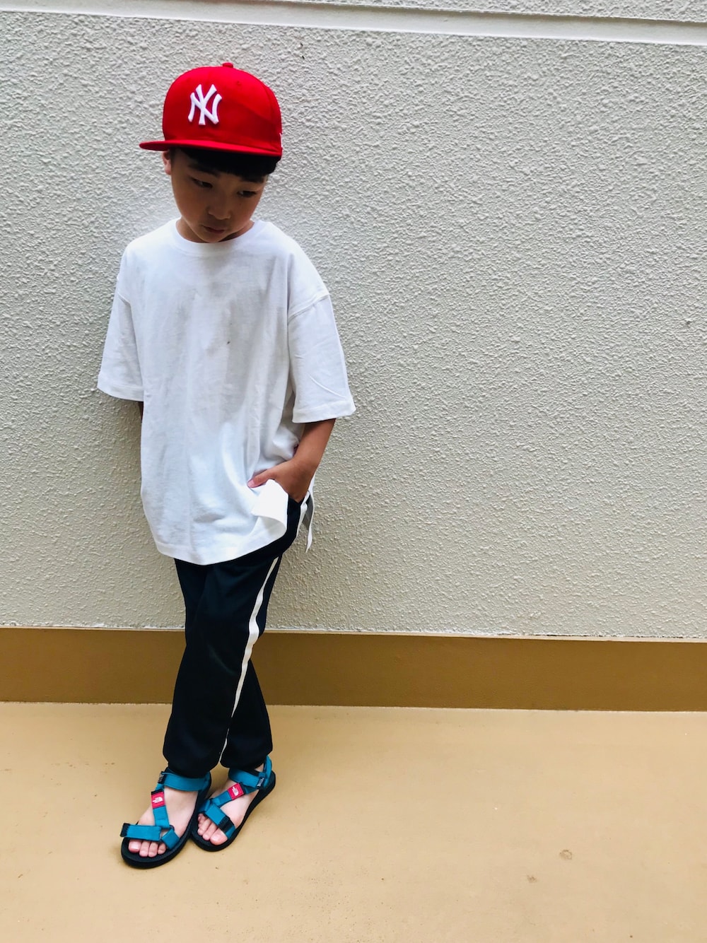 「キッズ、ラインパンツ、オーバーサイズ、白Tシャツ、ニューエラ、スボーツサンダル、ノースフェイス、赤、小学生」｜「StompStampのNEW-ERA/ニューエラ キャップ Kid s 9FIFTY（キャップ、レッド系）」を使った、うまくんのかぞくさん（キッズ・92cm）の夏コーディネートの1枚目の写真