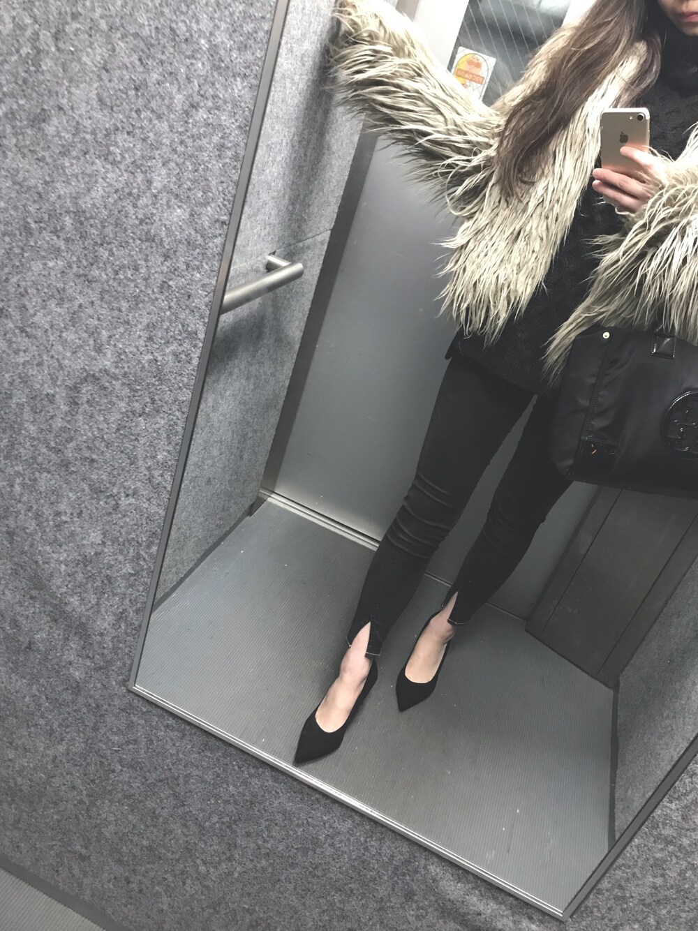 「大人カジュアル、パンツスタイル、ootd、ブラック、タートルネックニット、きれいめカジュアル、GYDA、スキニーデニム、ファー」｜「GYDAのエアーフェイクファーＣＯ（その他アウター、グレー系）」を使った、ochii👶🏼さん（レディース・158cm）の秋コーディネートの1枚目の写真