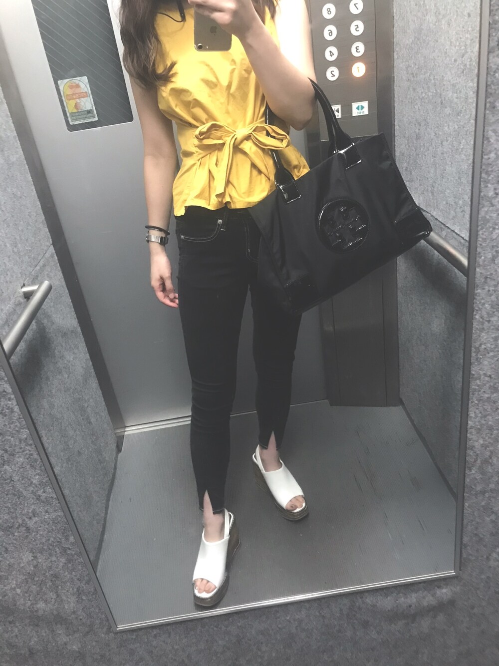 「オトナカジュアル、シンプルコーデ、パンツスタイル、キレイめ、おしゃれさんと繋がりたい、ブラウス、厚底サンダル、ootd」｜「COLONY 2139のタイプライターウエストリボンノースリブラウス（シャツ/ブラウス、ホワイト系）」を使った、ochii👶🏼さん（レディース・158cm）の夏コーディネートの1枚目の写真