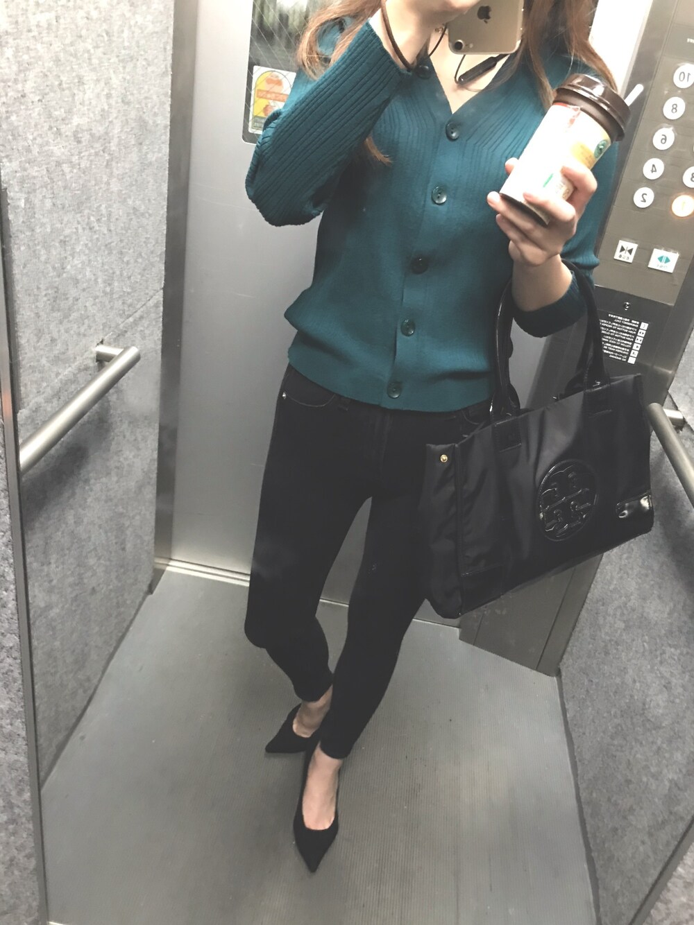 「パンツスタイル、カジュアル、オトナ女子、シンプル、秋のコーデ、カーディガン、デニム、おしゃれさんと繋がりたい、MERCURYDUO(MERCURYDUO)、GYDA」｜「MERCURYDUOのランダムリブ2WAYカーディガン（カーディガン/ボレロ、グリーン系）」を使った、ochii👶🏼さん（レディース・158cm）の秋コーディネートの1枚目の写真