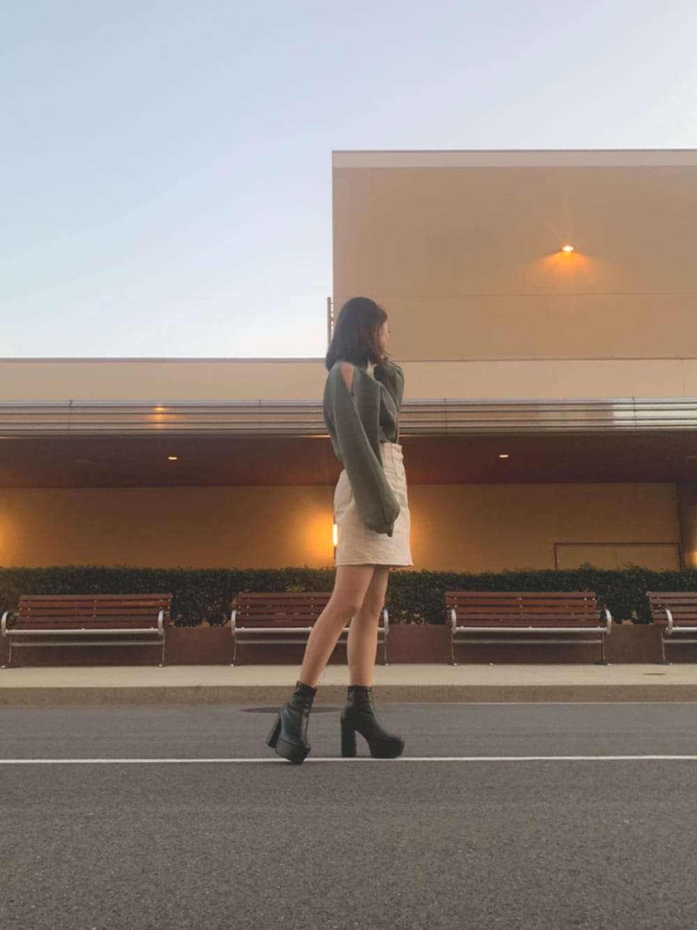 「休日コーデ、秋コーデ、ボリューム袖、大人女子、大人カジュアル、デニム、スカート、murua、SLY」｜「MURUAのチョーカーニット（ニット/セーター、グリーン系）」を使った、ochii👶🏼さん（レディース・158cm）の秋コーディネートの1枚目の写真