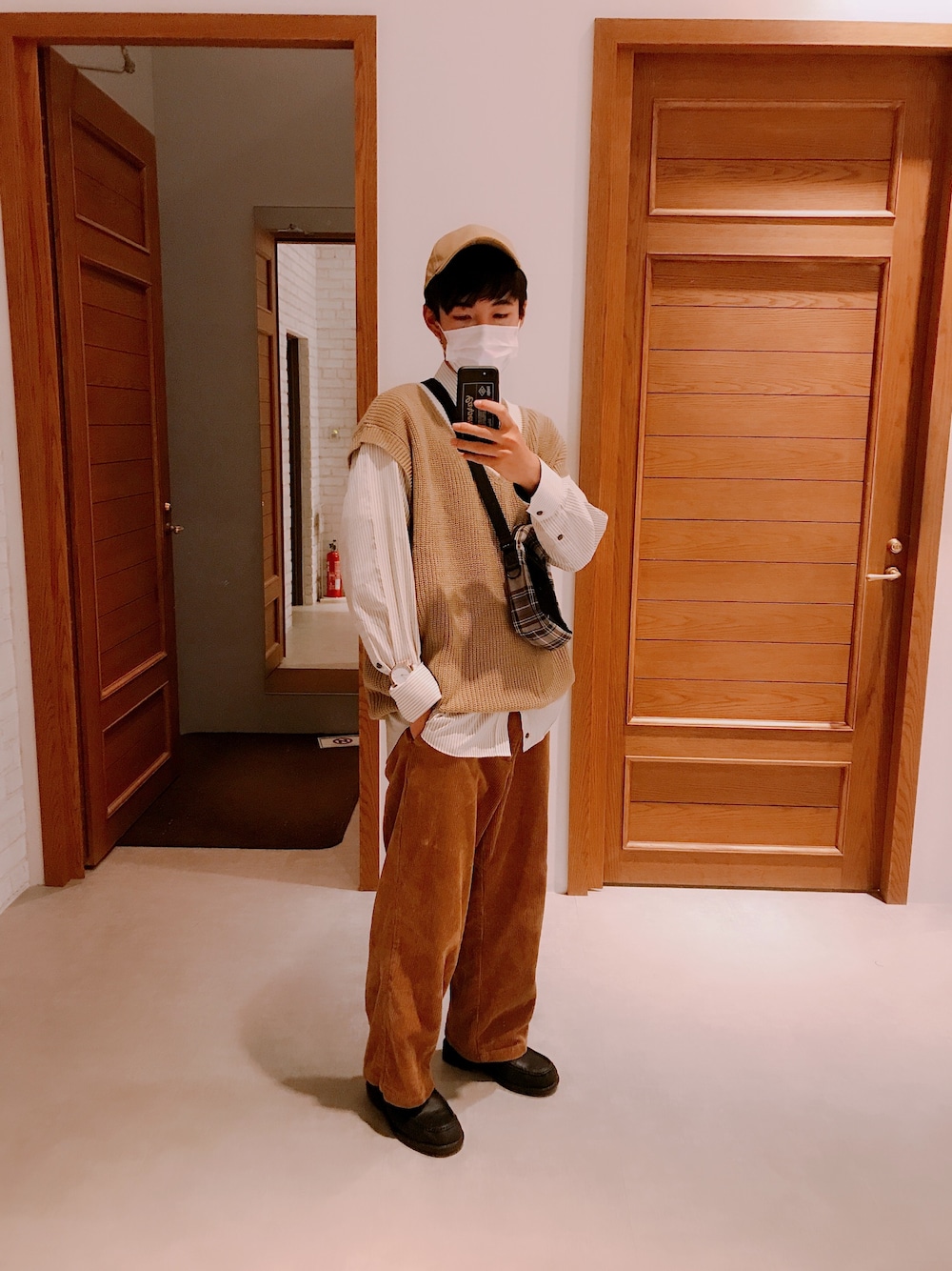 「春コーデ、休日スタイル、ニットベスト、GU、GUCCI、burberry、Dr.Martens、WEGO、ブラック、革靴」｜「GUのアイテム（キャップ、ベージュ系）」を使った、my name isKBさん（メンズ・176cm）の春コーディネートの1枚目の写真