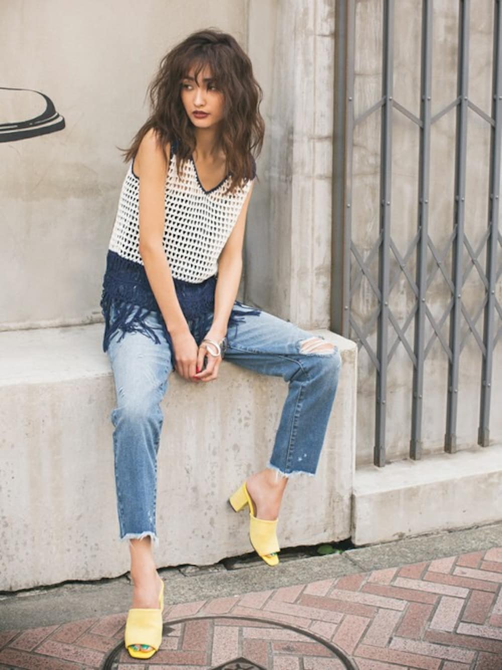 ブルー系のキャミソール、ブルー系のその他パンツ、イエロー系のサンダルを着用したレディースの春コーディネートの1枚目の写真