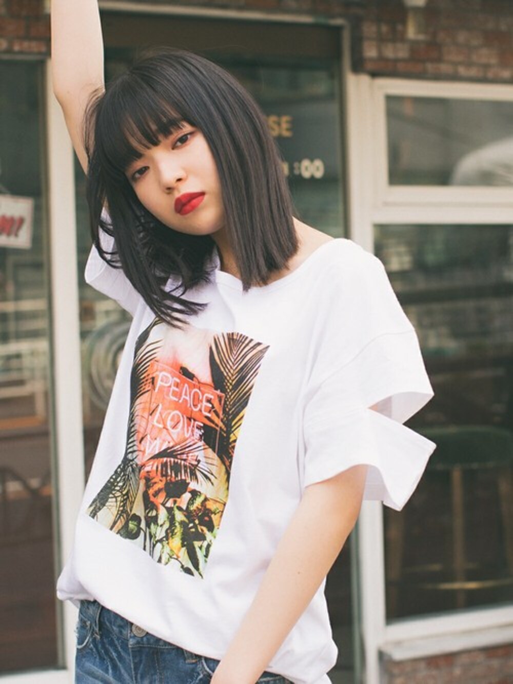 ホワイト系のTシャツ/カットソー、ブルー系のその他パンツを着用したレディースの春コーディネートの1枚目の写真