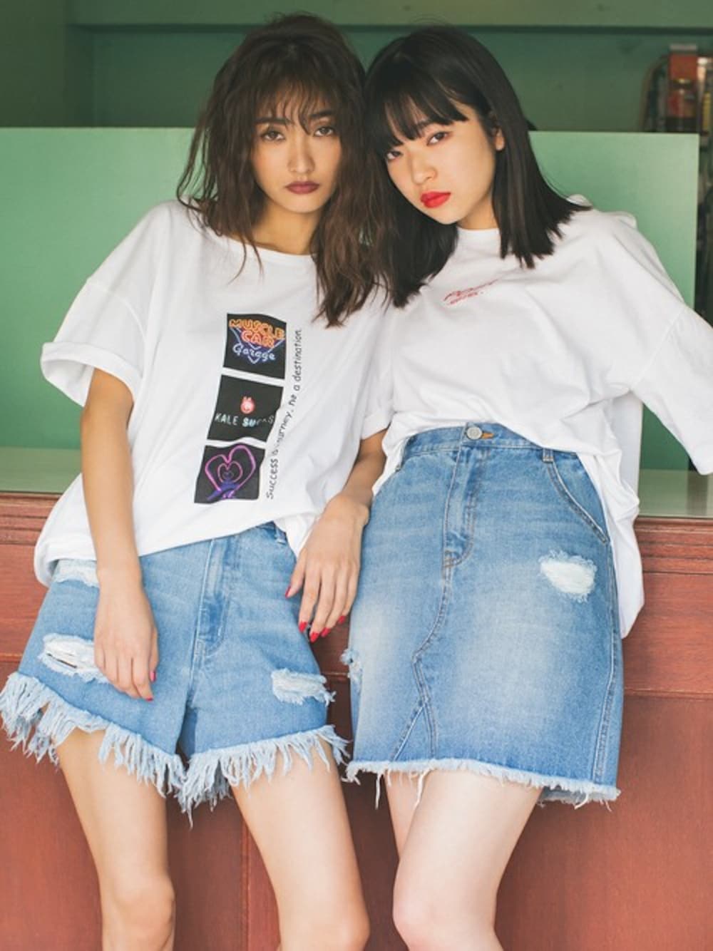 デニムミニスカートを使ったショップスタッフの人気ファッション