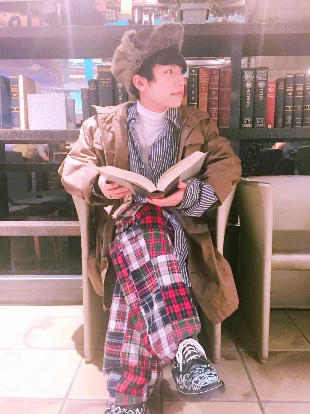 「はるコーデ、オトナカジュアル、オーバーサイズ、ブラック、ブラウン、白シャツ、大学生、Polo Ralph Lauren、used、Dr.Martens」｜「CA4LAのアイテム（キャップ、ブラウン系）」を使った、高橋 Ko-meiさん（メンズ・161cm）の春コーディネートの1枚目の写真