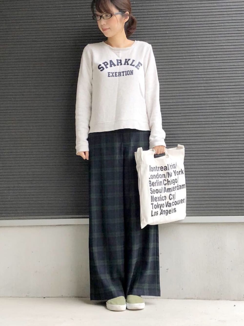 「プチプラ、プチプラコーデ、GU、ママコーデ、ママファッション、チェックパンツ、チェック、秋コーデ、スリッポン、カジュアル」｜「GUのアイテム（その他パンツ、ブルー系）」を使った、たけまいさん（レディース・163cm）の秋コーディネートの1枚目の写真
