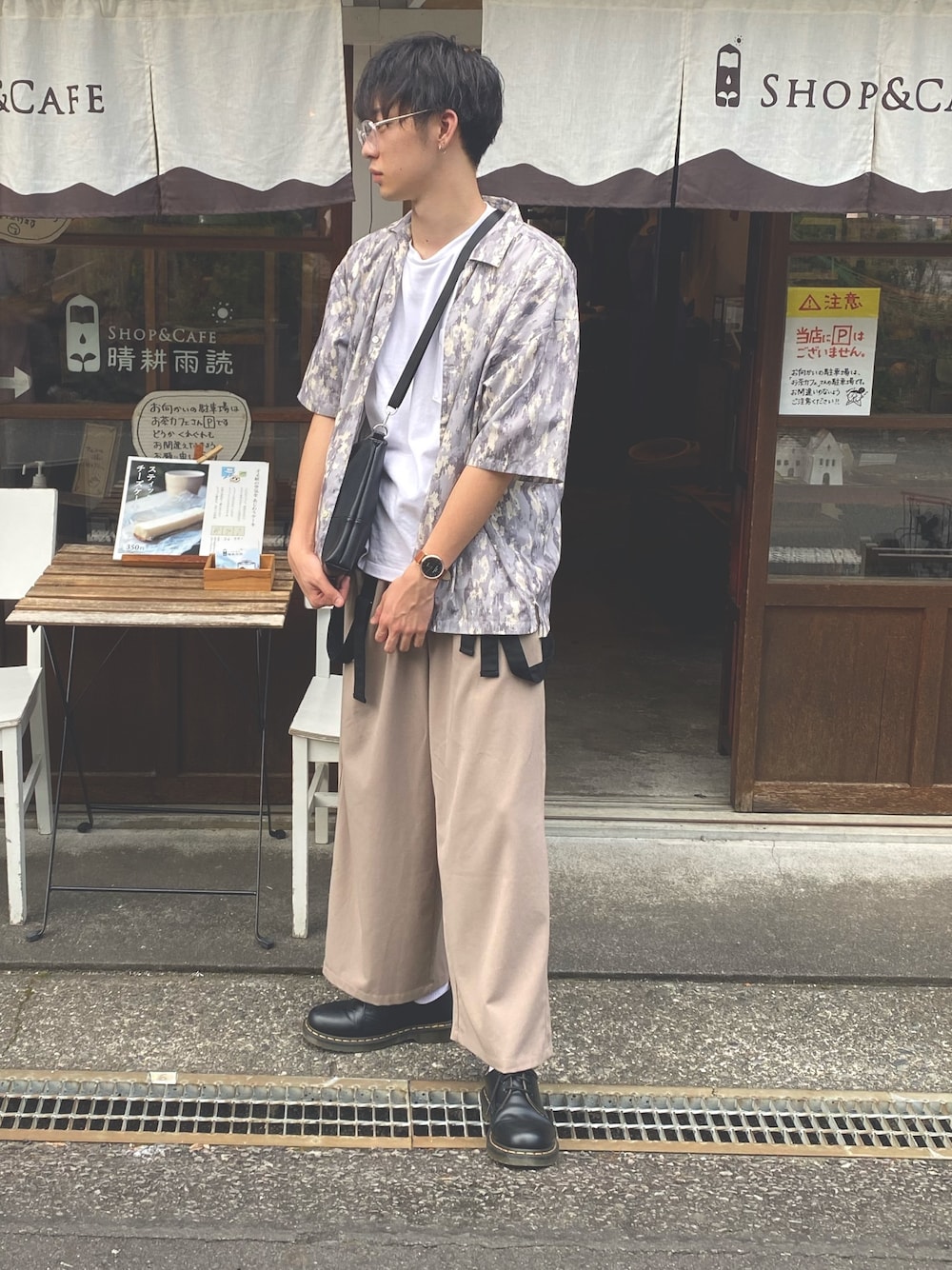 ベージュ系のその他パンツ、ブラック系のブーツ、ブラック系のショルダーバッグを着用したメンズの夏コーディネートの1枚目の写真