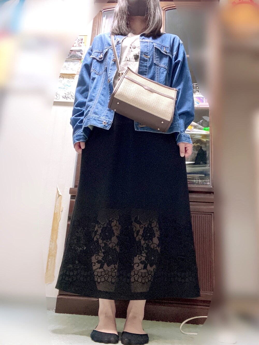 ブルー系のデニムジャケット、ブラウン系のショルダーバッグ、ホワイト系のTシャツ/カットソーを着用したレディースの春コーディネートの1枚目の写真