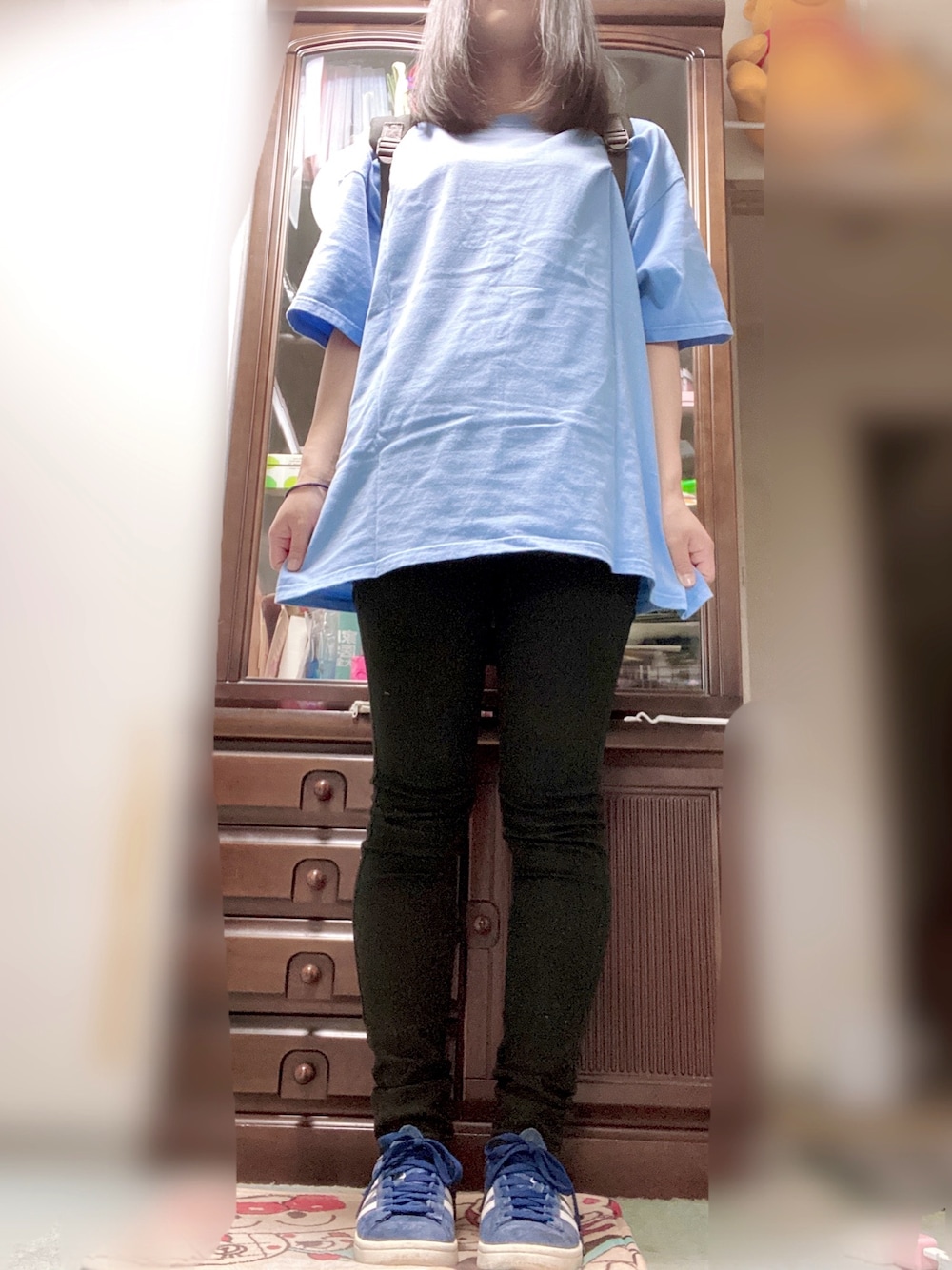 ブルー系のTシャツ/カットソー、ブラック系のデニムパンツ、ブルー系のスニーカーを着用したレディースの夏コーディネートの1枚目の写真