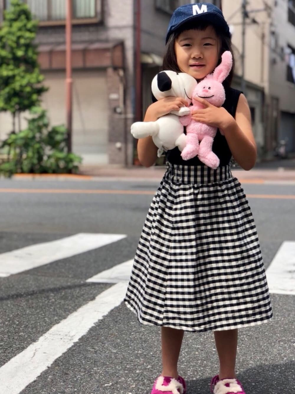 「petit mainのロゴキャップ（キャップ、ベージュ系）」を使った、knknさん（キッズ・110cm）の夏コーディネートの1枚目の写真