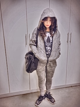 「adidasジャージ」｜「アイテム（ジャケット/アウター）」を使った、J-Linさん（レディース・168cm）の冬コーディネート