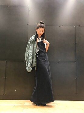 WOMEN'S ブラックデニムサロペットドレスを使った人気ファッション