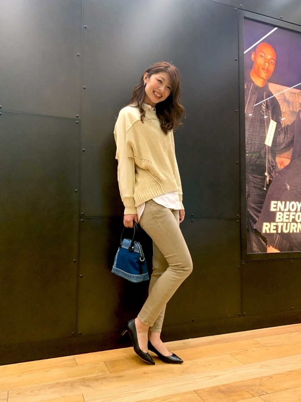 ベージュ系のニット/セーター、ホワイト系のシャツ/ブラウス、ベージュ系のデニムパンツを着用したレディースの冬コーディネートの1枚目の写真