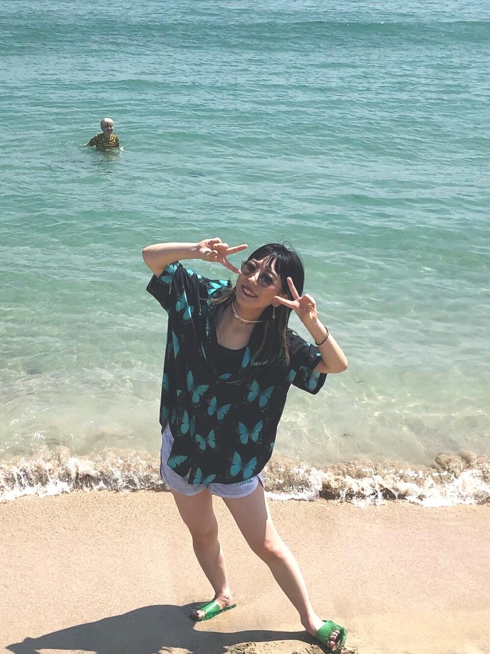 ブラック系のシャツ/ブラウスを着用したレディースの夏コーディネートの1枚目の写真